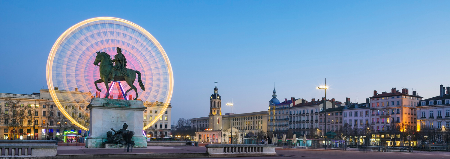Célèbre Place Bellecour statue du roi Louis XIV par nuit à Lyon France
